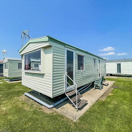 6 Berth Caravan For Hire At Martello Beach Holiday Park In Essex Ref 29017Y Hotel Clacton-on-Sea Exterior foto