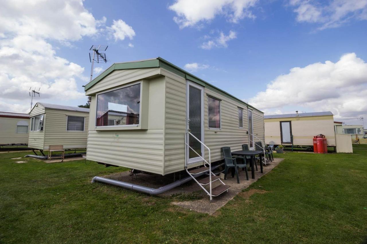 6 Berth Caravan For Hire At Martello Beach Holiday Park In Essex Ref 29017Y Hotel Clacton-on-Sea Exterior foto