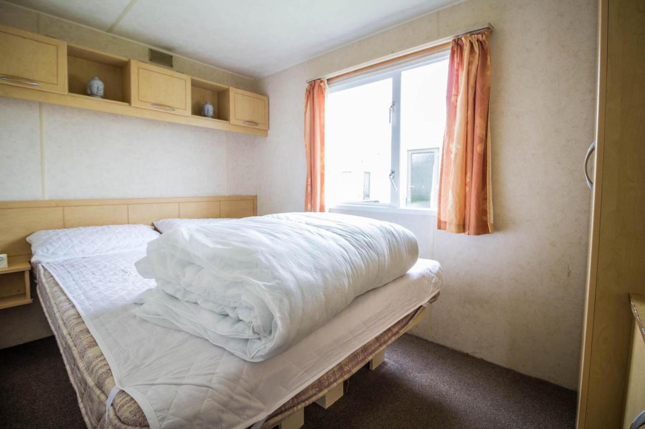 6 Berth Caravan For Hire At Martello Beach Holiday Park In Essex Ref 29017Y Hotel Clacton-on-Sea Exterior foto