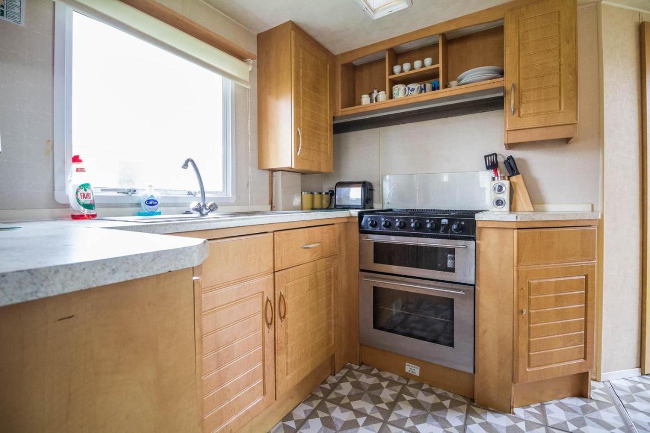 6 Berth Caravan For Hire At Martello Beach Holiday Park In Essex Ref 29017Y Hotel Clacton-on-Sea Exterior foto