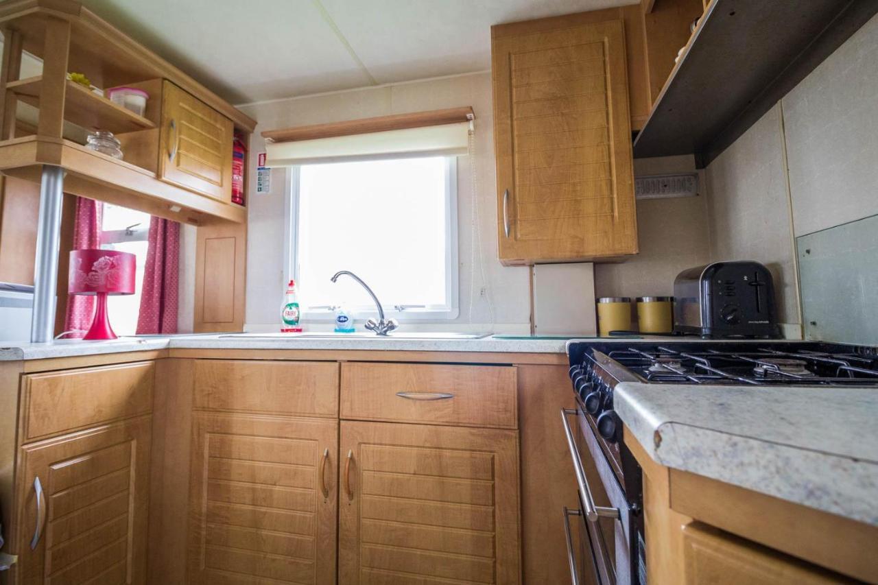 6 Berth Caravan For Hire At Martello Beach Holiday Park In Essex Ref 29017Y Hotel Clacton-on-Sea Exterior foto